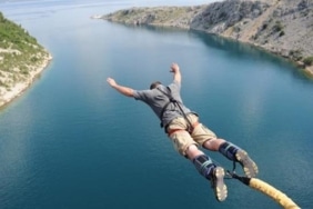 Bazıları Bitcoin'in değerini sıfırlayacağını söylüyor. Hatta aynı cephelerden Bitcoin'in ölüm atlayışı gerçekleştirdiğini iddia ediyorlar.