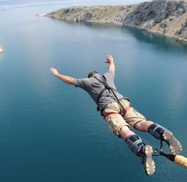 Bazıları Bitcoin'in değerini sıfırlayacağını söylüyor. Hatta aynı cephelerden Bitcoin'in ölüm atlayışı gerçekleştirdiğini iddia ediyorlar.