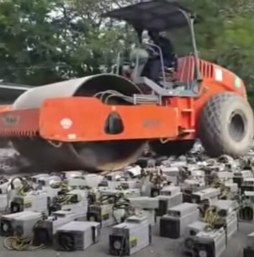 Tam 1,069 Bitcoin madenciliği donanımı dev aracın altında…