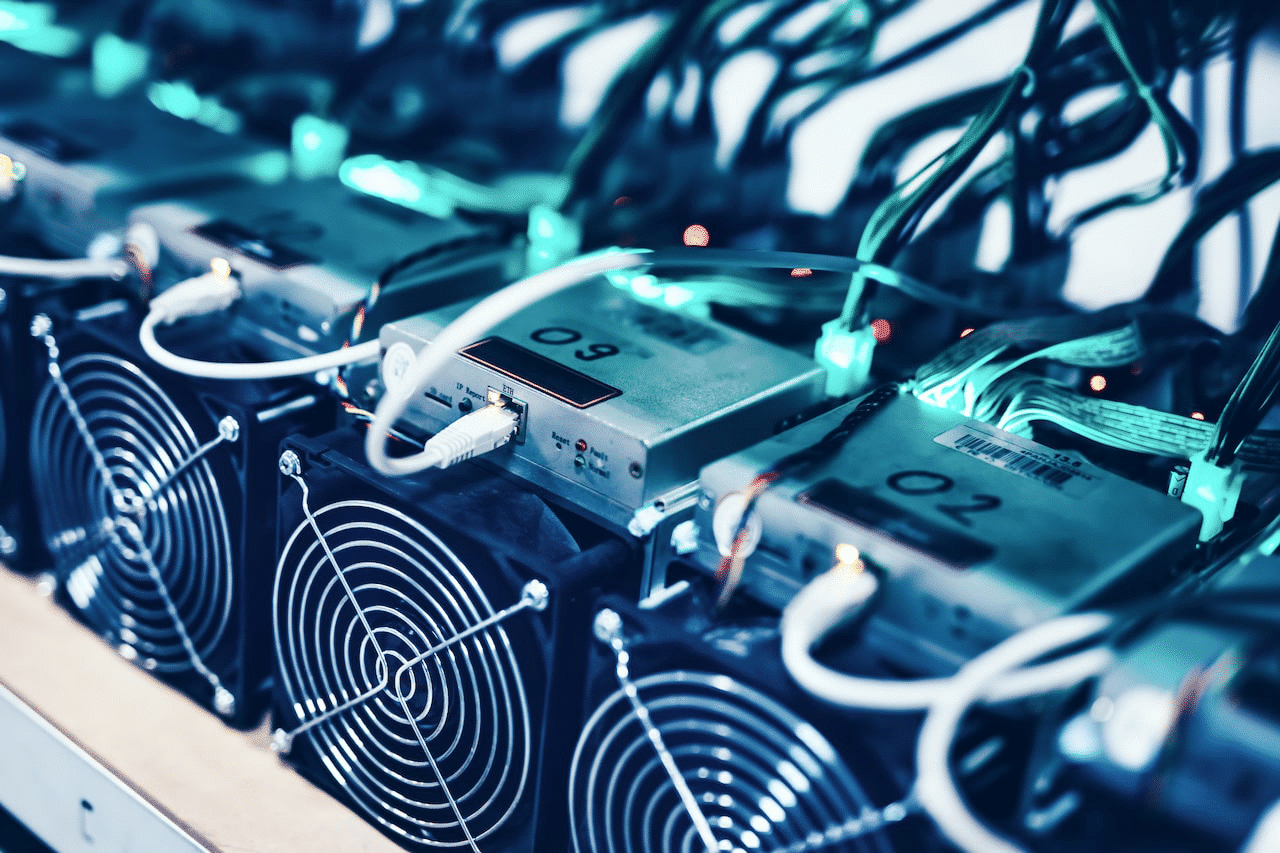 Hive Digital’ın Stratejik Dönüşümü: Kripto Madencilikten Yapay Zekaya